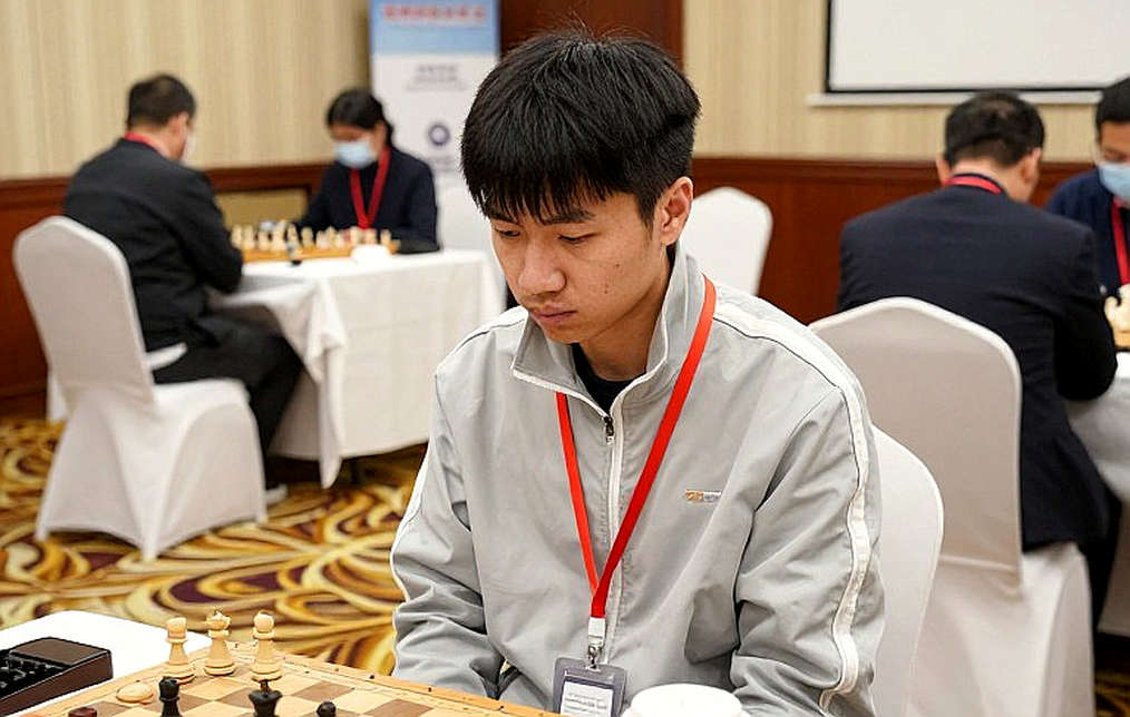 Ván hòa Carlsen - Sindarov tại GCL 2026: nước thứ ba bắt đầu từ một cú nhấp chuột nhầm