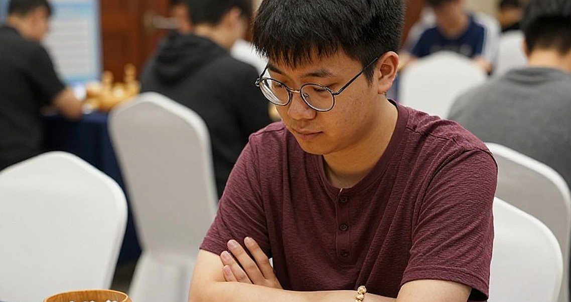 Sáu thước phim của Lilov: Khi quân trắng né 2.c4 và gánh nặng dồn về quân đen