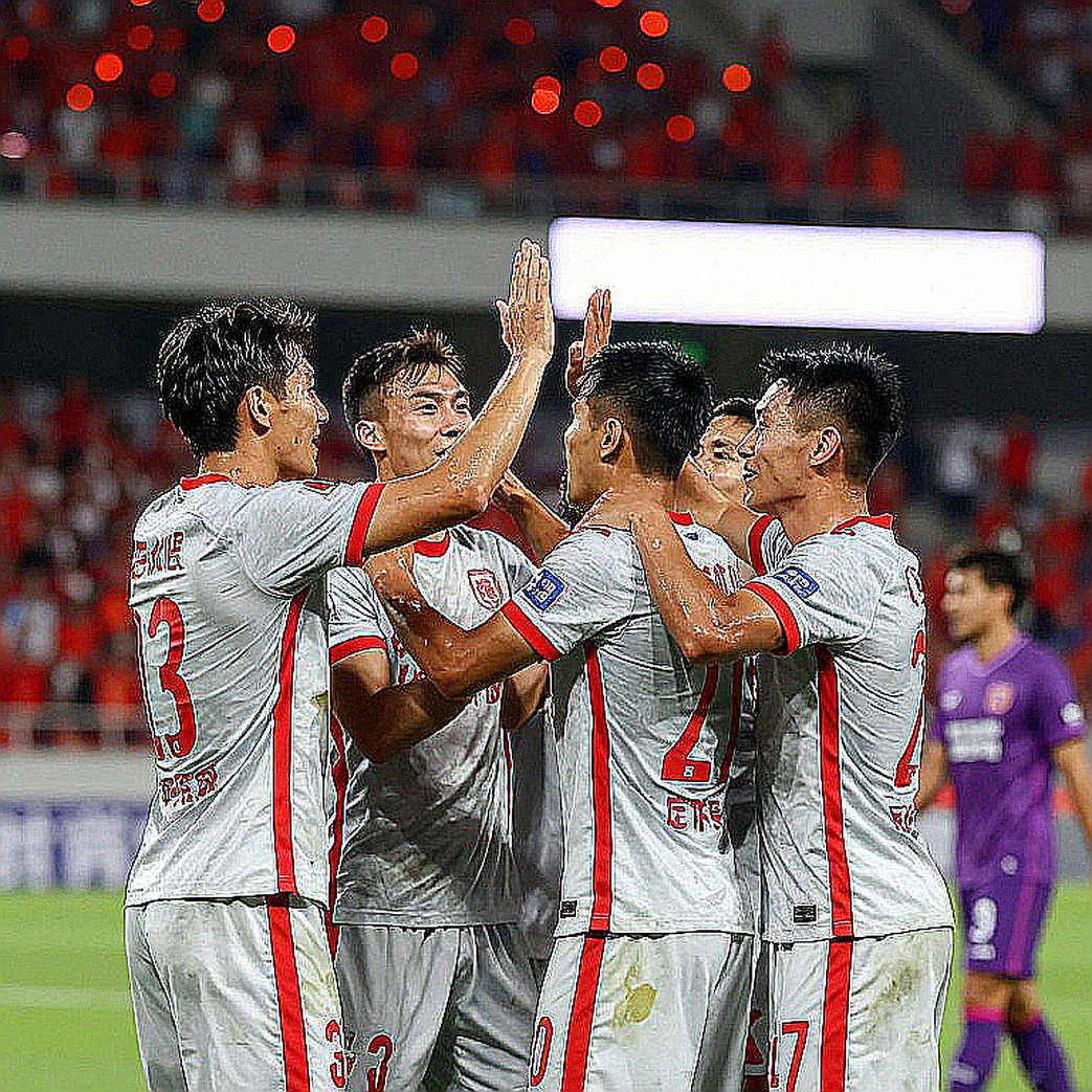 Khoảng trống hành lang trái của Chivas trước Clásico Tapatío Khoảng trống hành lang trái của Chivas trước Clásico Tapatío