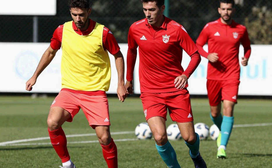 Khoảng trống hành lang trái của Chivas trước Clásico Tapatío Khoảng trống hành lang trái của Chivas trước Clásico Tapatío